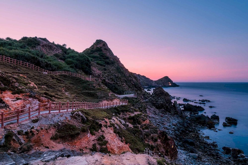 Watching the romantic sunset at Eo Gio is an experience visitors simply can’t miss